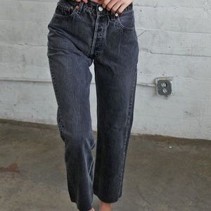 Levi Black Mom Short Cut Mom Jeans